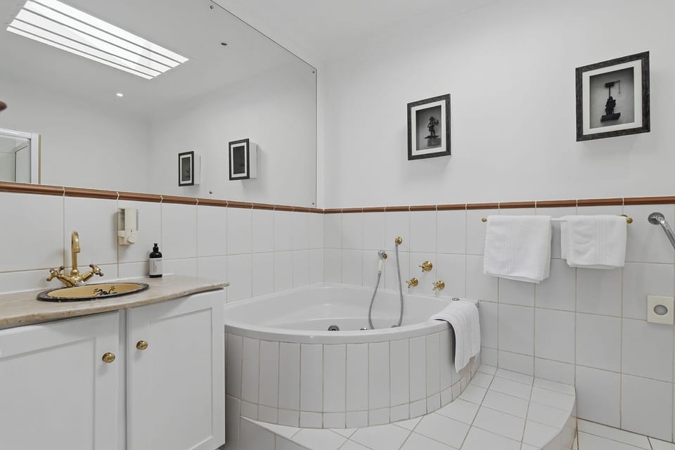 Deluxe Double or Twin Room, 1 Double or 2 Twin Beds, Pool View, Poolside | Bathroom | Separate tub and shower, free toiletries, hair dryer, bathrobes