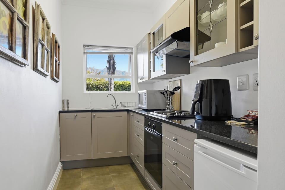 Double Room, 1 Double or 2 Twin Beds, Garden View, Garden Area (Self Catering) | Private kitchen | Coffee/tea maker, fridge