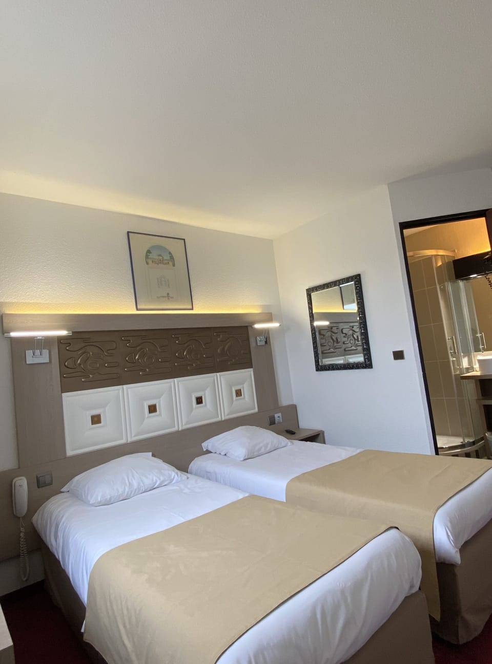 Hypo-allergenic bedding, desk, free WiFi, bed sheets