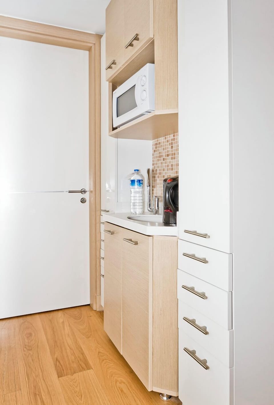 Family Room, 1 Queen Bed with Sofa bed | Private kitchenette | Coffee/tea maker, electric kettle