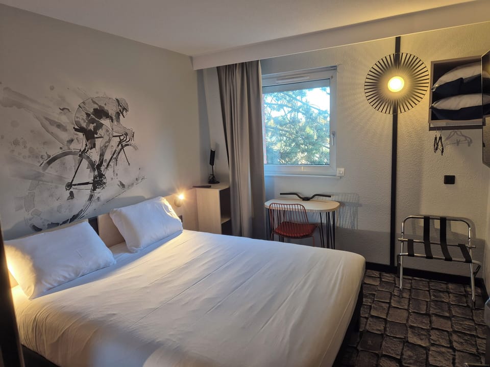 Desk, laptop workspace, travel crib, free WiFi