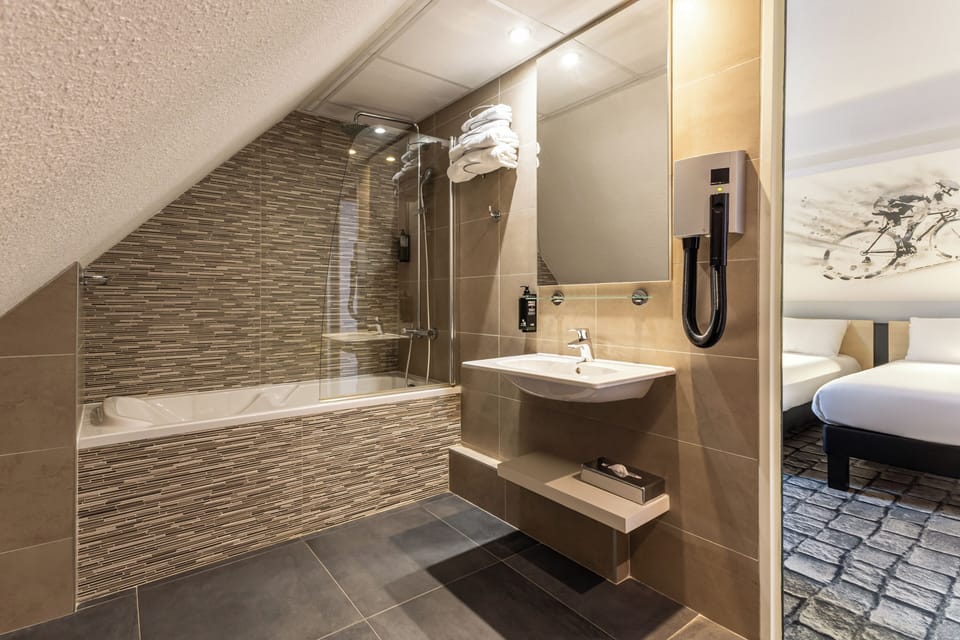 Standard Room, 2 Twin Beds | Bathroom | Rainfall showerhead, hair dryer, towels, soap