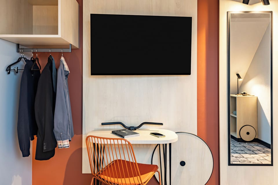 Desk, laptop workspace, soundproofing, travel crib