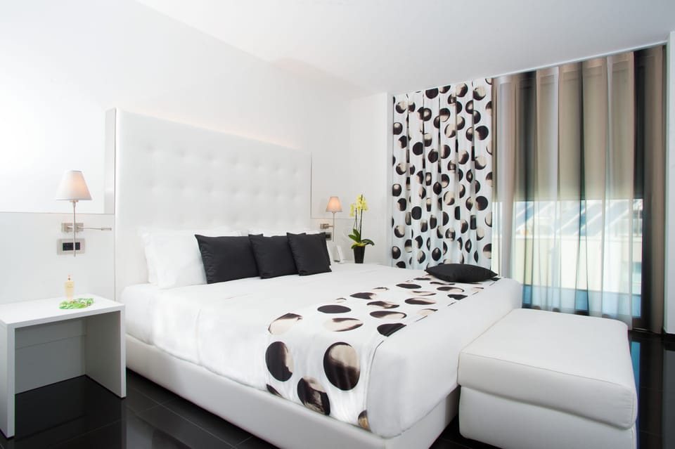 Luxury Suite, 1 Bedroom, Ocean View | Select Comfort beds, minibar, in-room safe, desk