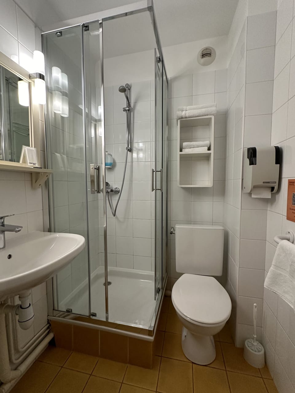 Comfort Double Room | Bathroom | Shower, free toiletries, hair dryer, towels
