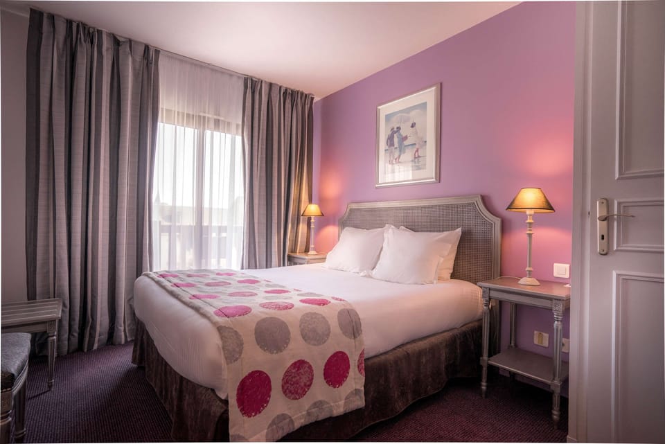Comfort Room, 1 Queen Bed, Non Smoking, Jetted Tub | In-room safe, blackout drapes, iron/ironing board, free WiFi