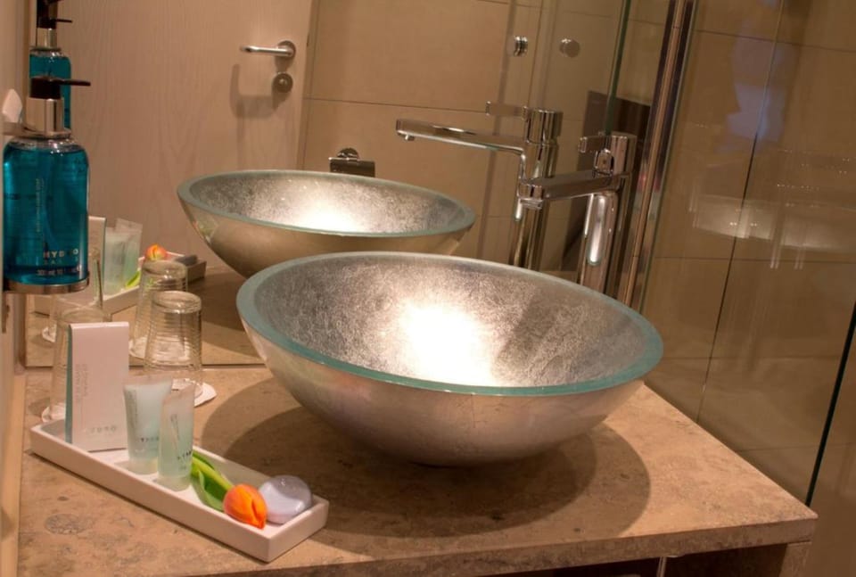 Shower, rainfall showerhead, free toiletries, hair dryer