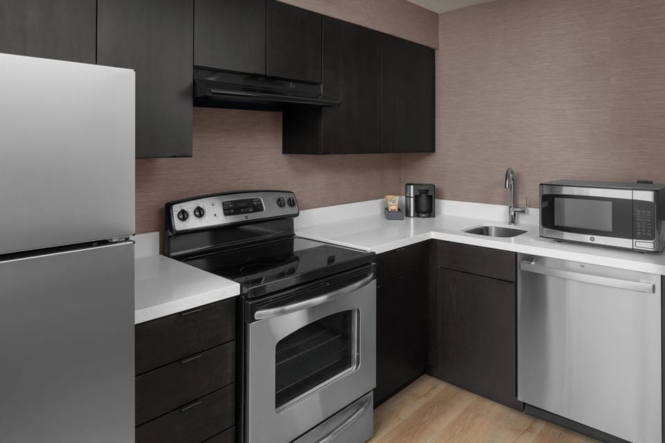 Fridge, microwave, stovetop, dishwasher