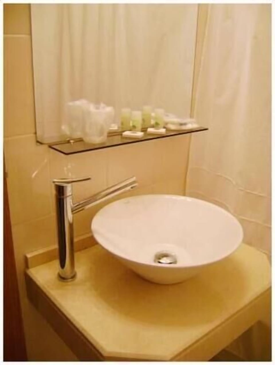 Combined shower/tub, free toiletries, hair dryer (on request), bidet