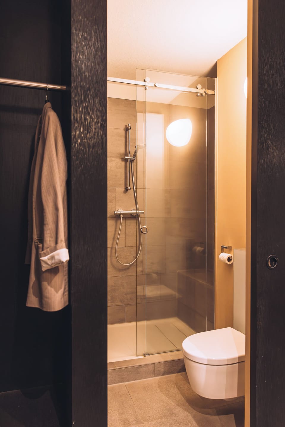 Comfort Room Plus | Bathroom | Hair dryer, towels