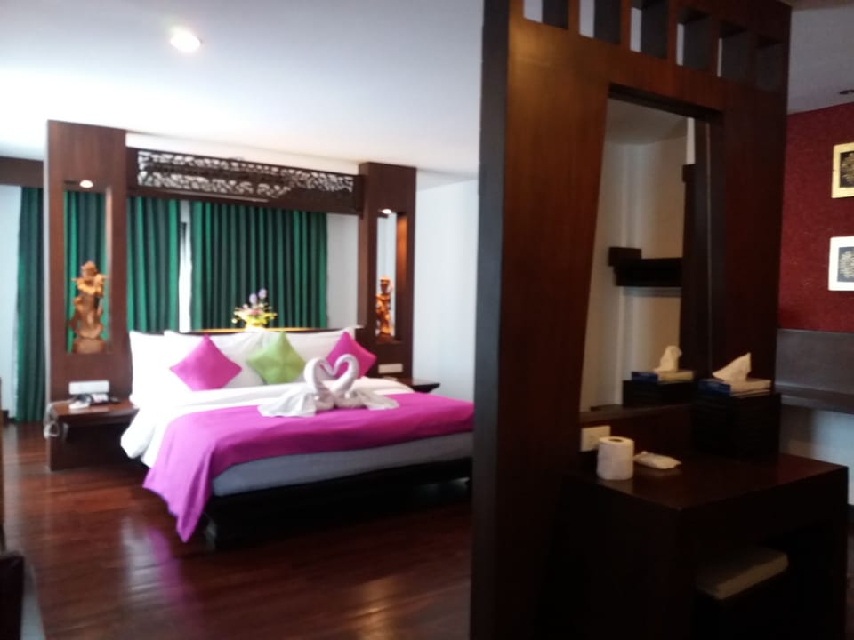 Suite | In-room safe, desk, free WiFi