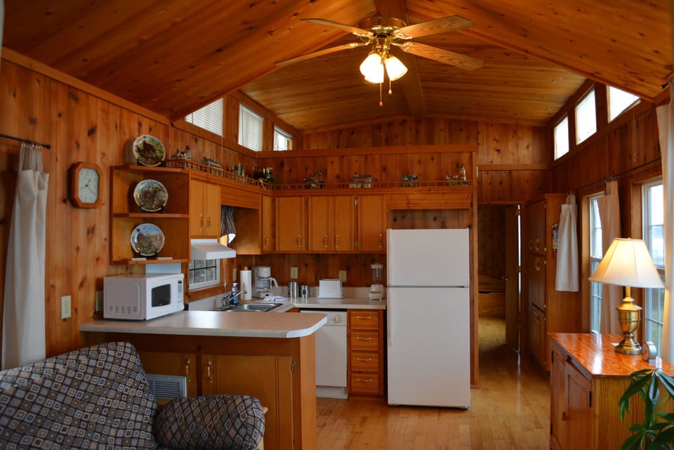 Romantic Bungalow, 1 Bedroom, Kitchen, River View | Private kitchen | Microwave, coffee/tea maker