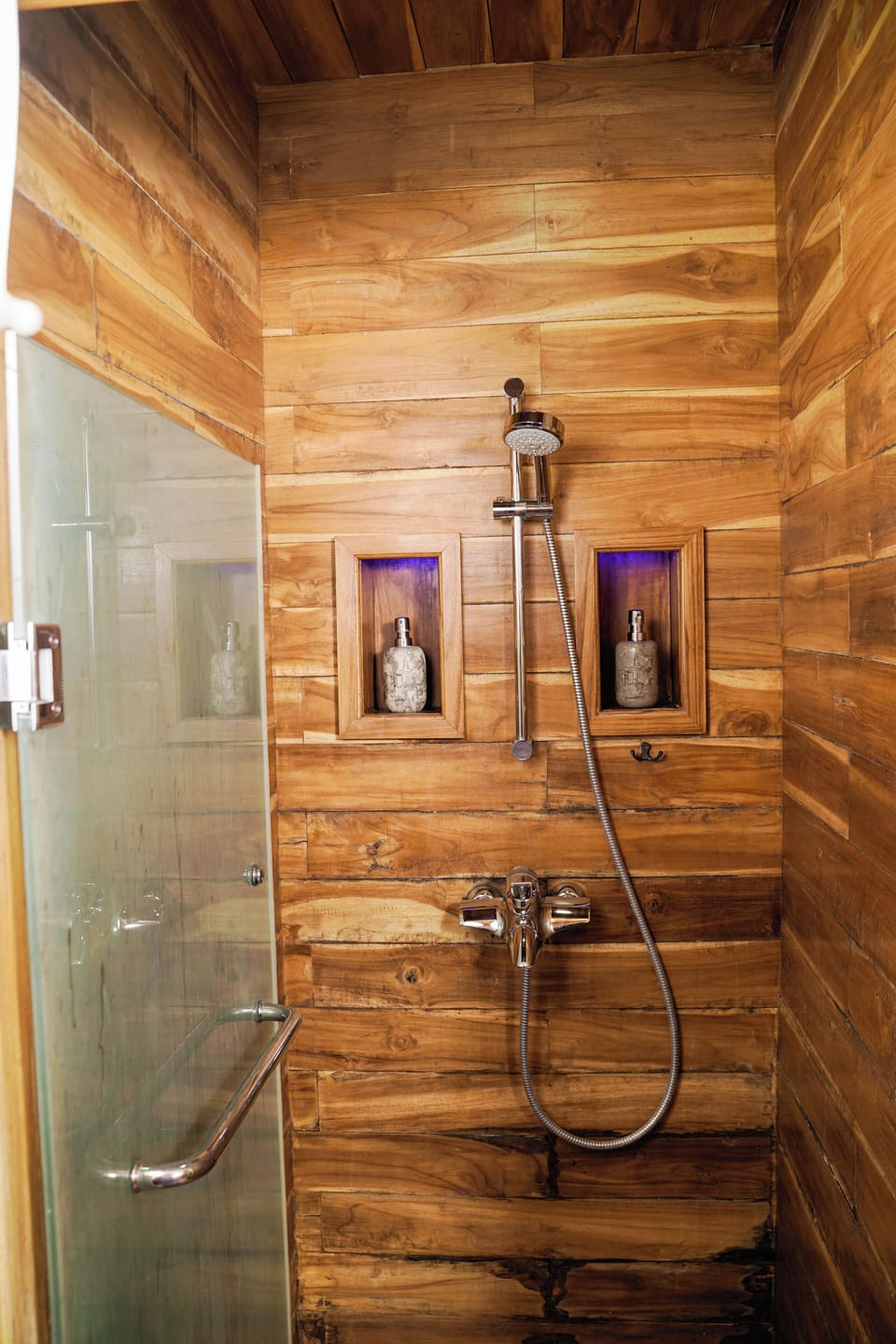 Deluxe Cabin, 1 Bedroom, Hill View, Garden Area | Bathroom | Shower, hydromassage showerhead, free toiletries, hair dryer