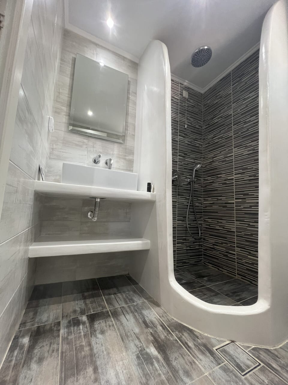 Superior Double Room, Sea View | Bathroom | Shower, free toiletries, hair dryer, towels