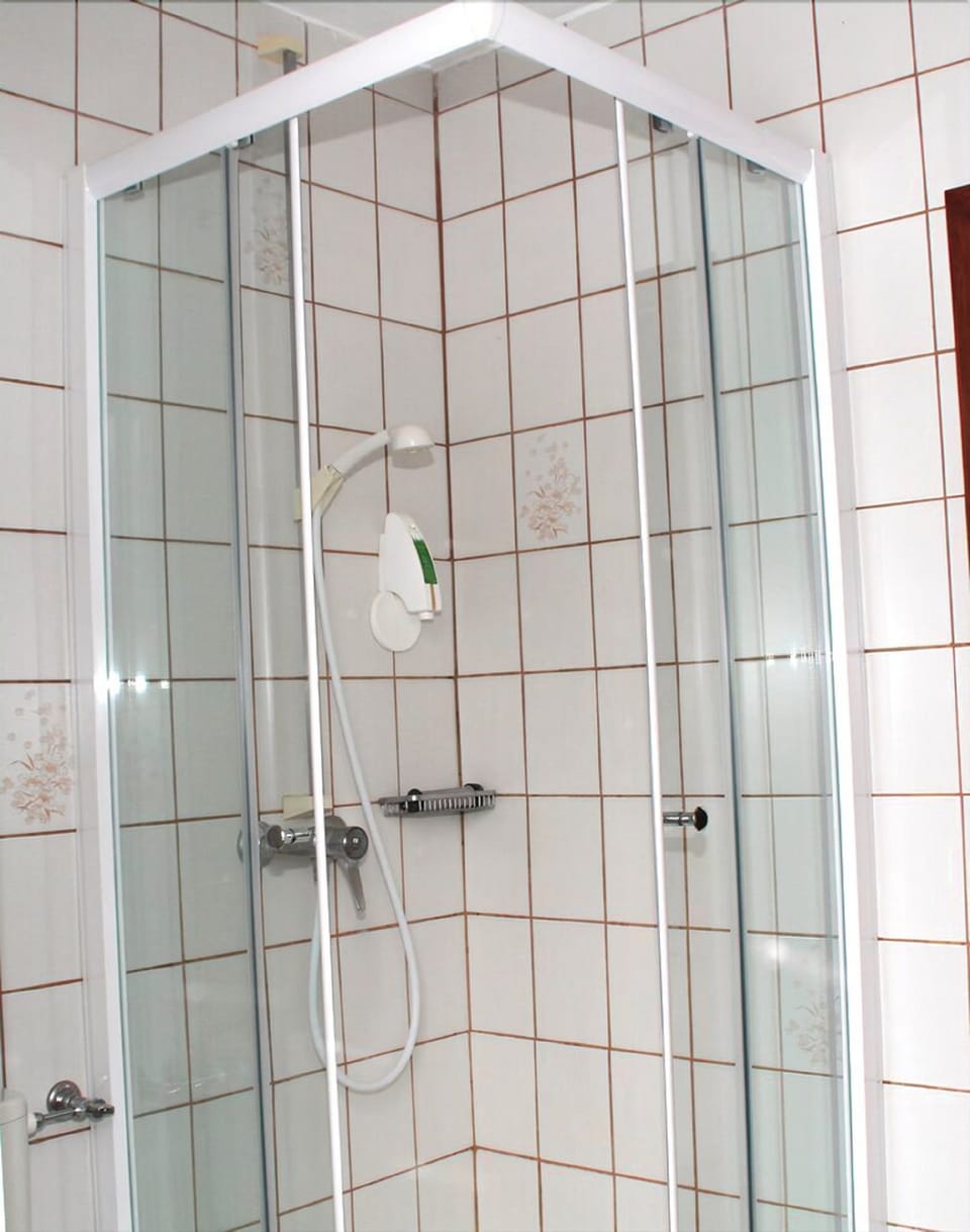 Double Room, 1 Double Bed | Bathroom | Shower, towels