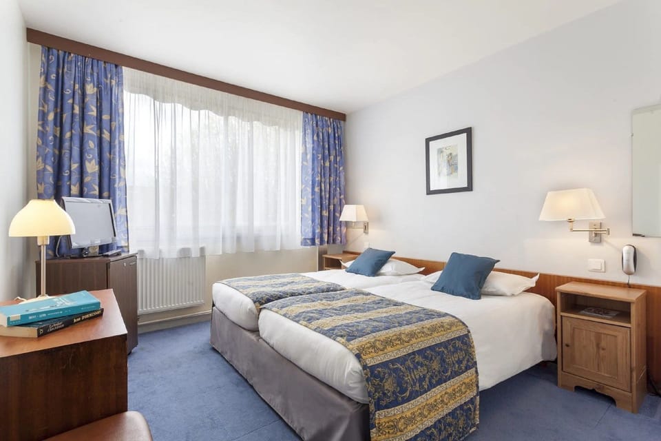 Standard Twin Room, 2 Twin Beds | 1 bedroom, minibar, in-room safe, individually furnished