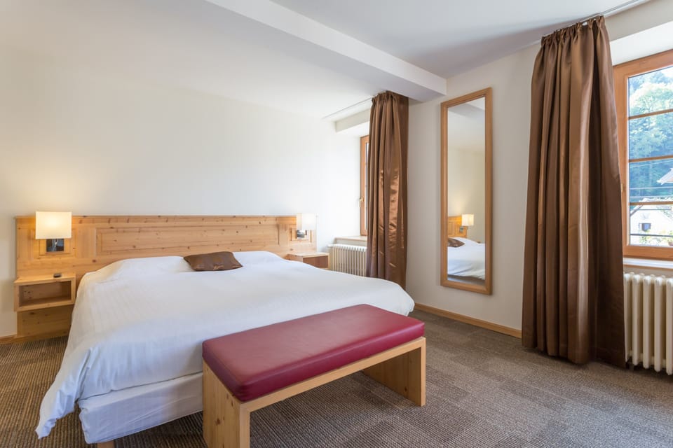 Desk, soundproofing, free WiFi, bed sheets