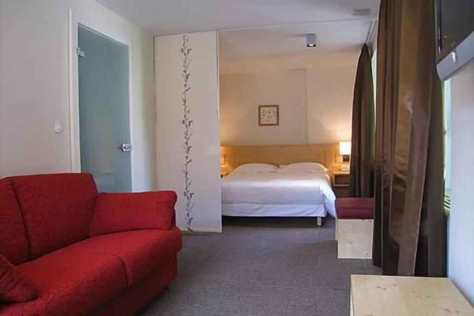 Desk, soundproofing, free WiFi, bed sheets