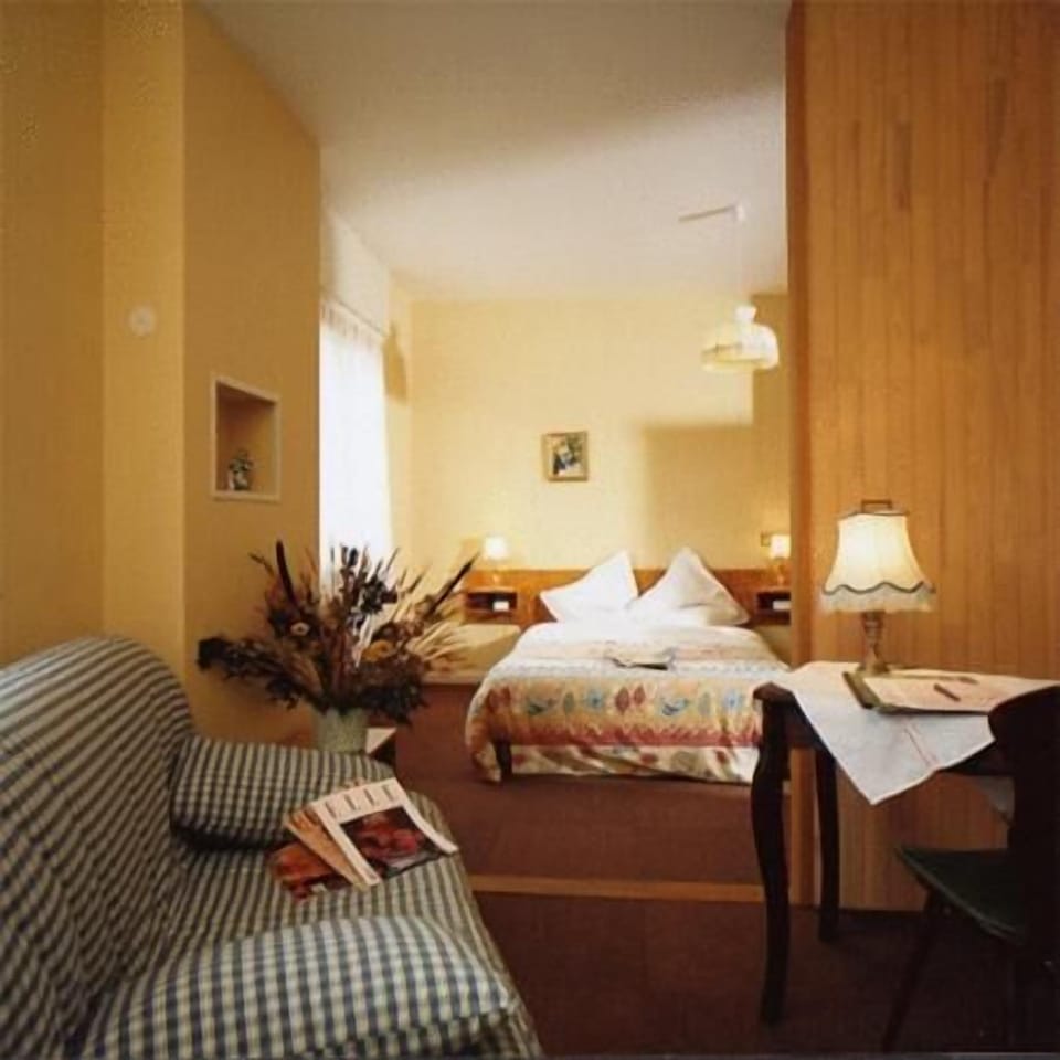 Desk, soundproofing, free WiFi, bed sheets