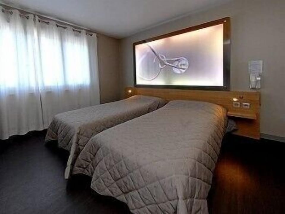 Deluxe Twin Room (Charme) | In-room safe, iron/ironing board, free WiFi, bed sheets