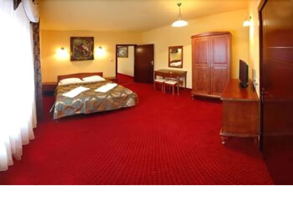 Apartment | In-room safe, desk, iron/ironing board, free cribs/infant beds