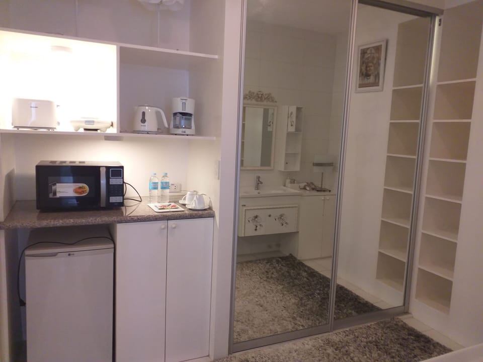 Executive Room, 1 Bedroom | Private kitchen | Electric kettle