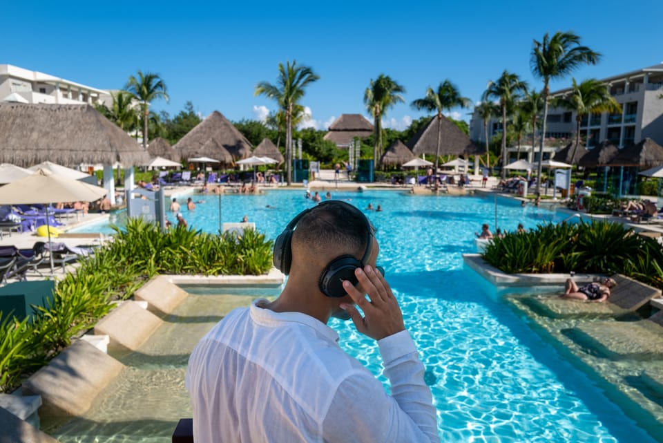 4 outdoor pools, pool umbrellas, sun loungers