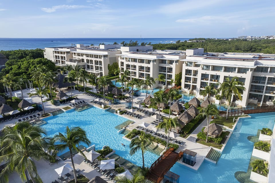 4 outdoor pools, pool umbrellas, sun loungers