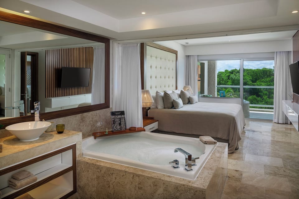 The Reserve Master Suite Nature View | Egyptian cotton sheets, premium bedding, down comforters, minibar