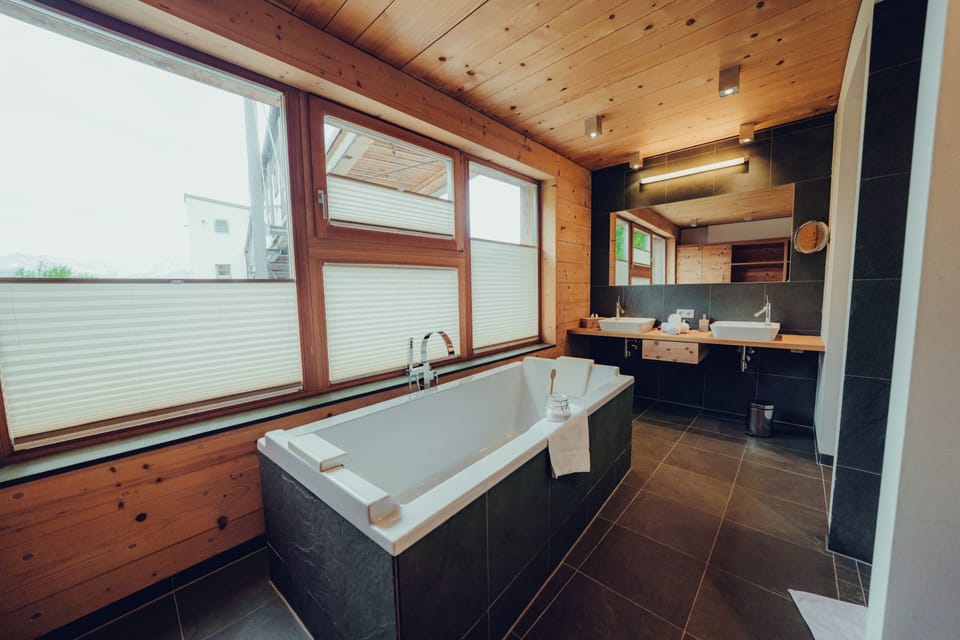 Mountain Suite | Bathroom | Free toiletries, hair dryer, bathrobes, slippers