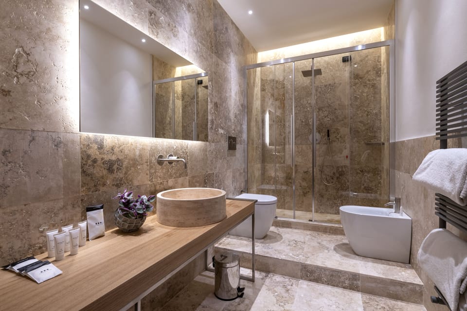 Junior Suite | Bathroom | Shower, free toiletries, hair dryer, slippers
