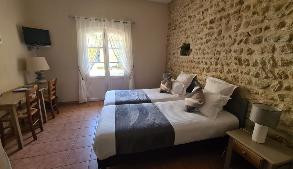 Comfort Twin Room, 2 Twin Beds, Bathtub | Soundproofing, iron/ironing board, free WiFi, bed sheets