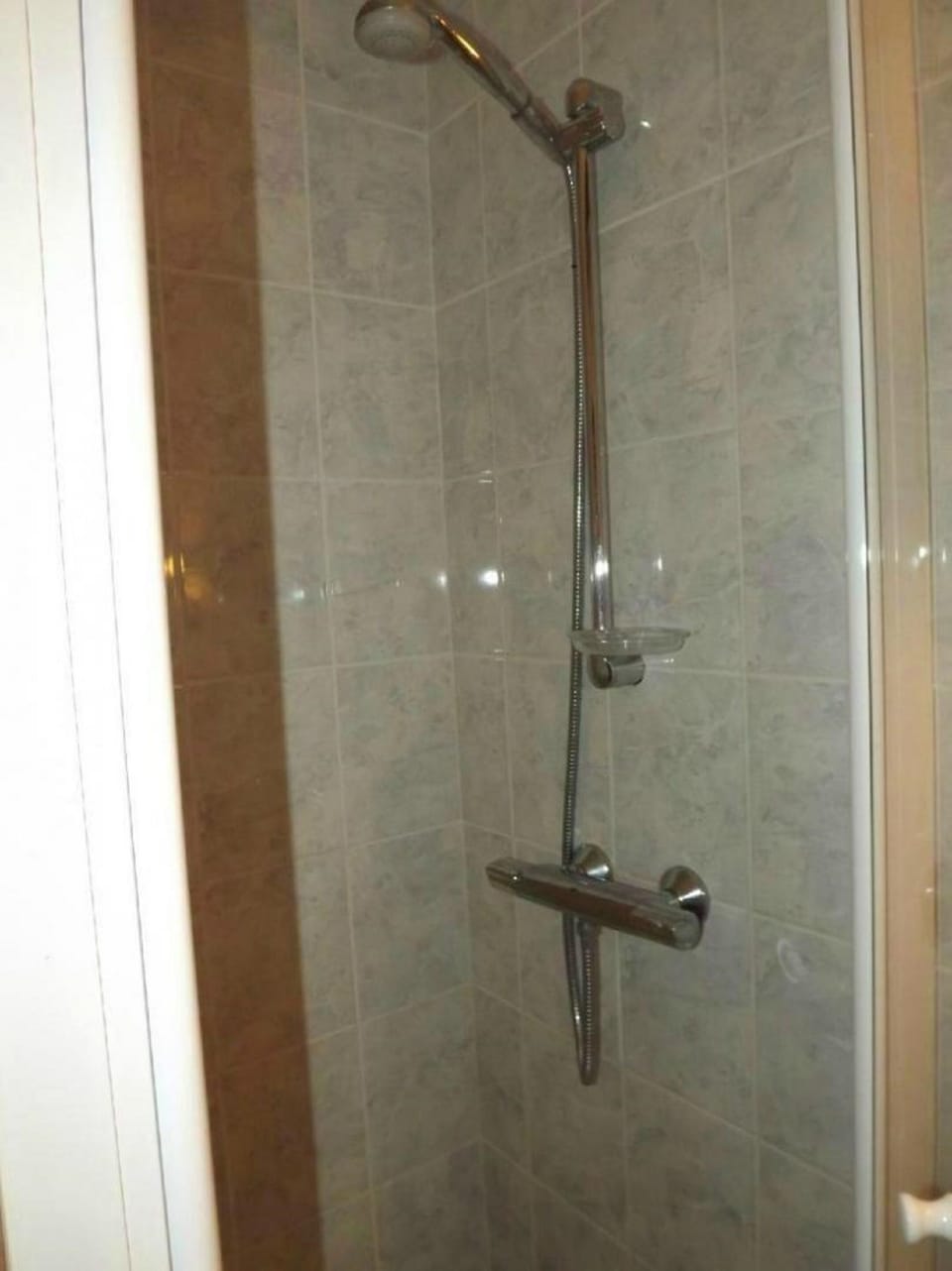 Family Room | Bathroom shower