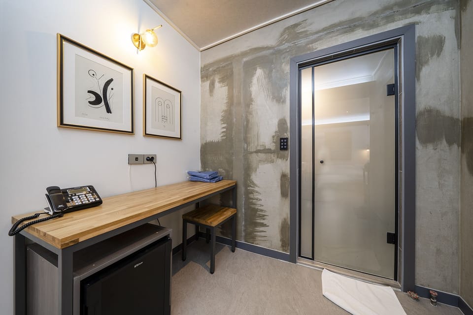 Suite, Terrace | Bathroom | Free toiletries, hair dryer, towels, soap