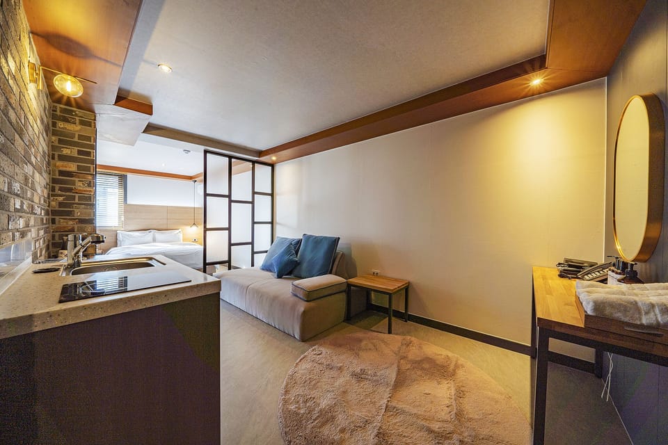 Suite | Private kitchenette | Electric kettle