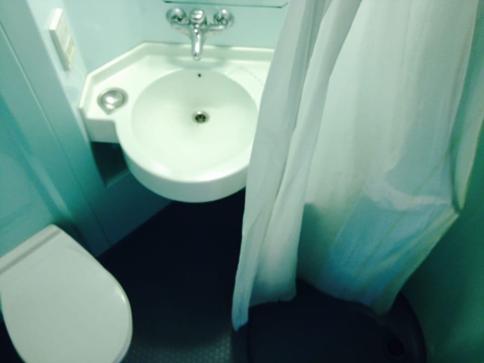 Triple Room | Bathroom | Shower, rainfall showerhead, free toiletries, towels