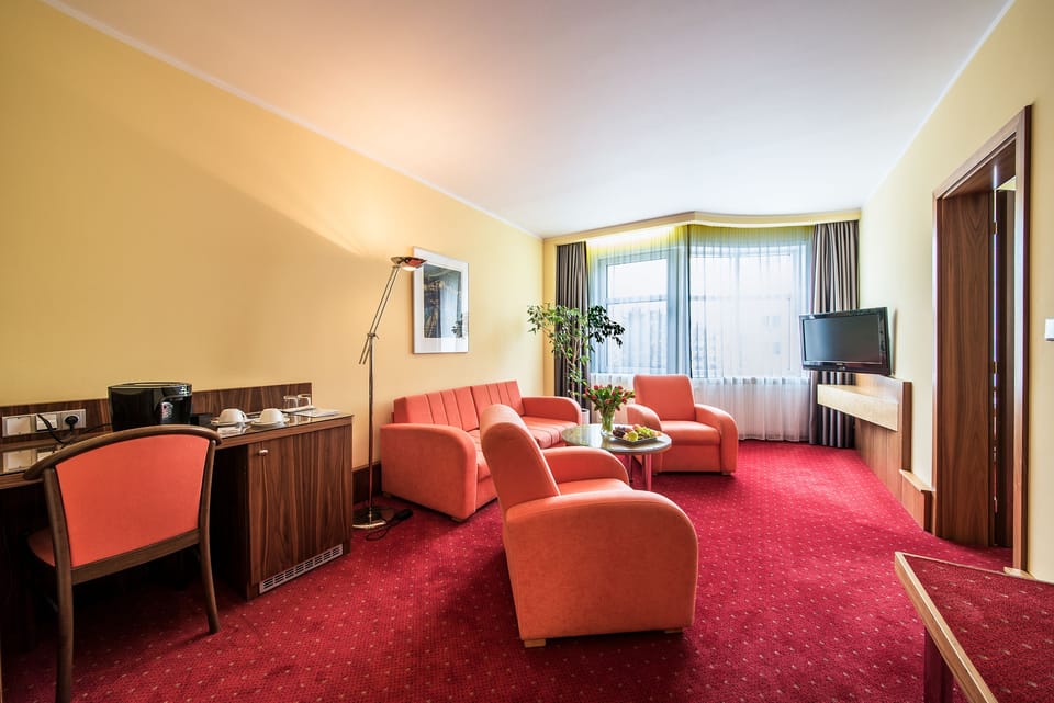 Premier Suite | Minibar, in-room safe, desk, soundproofing