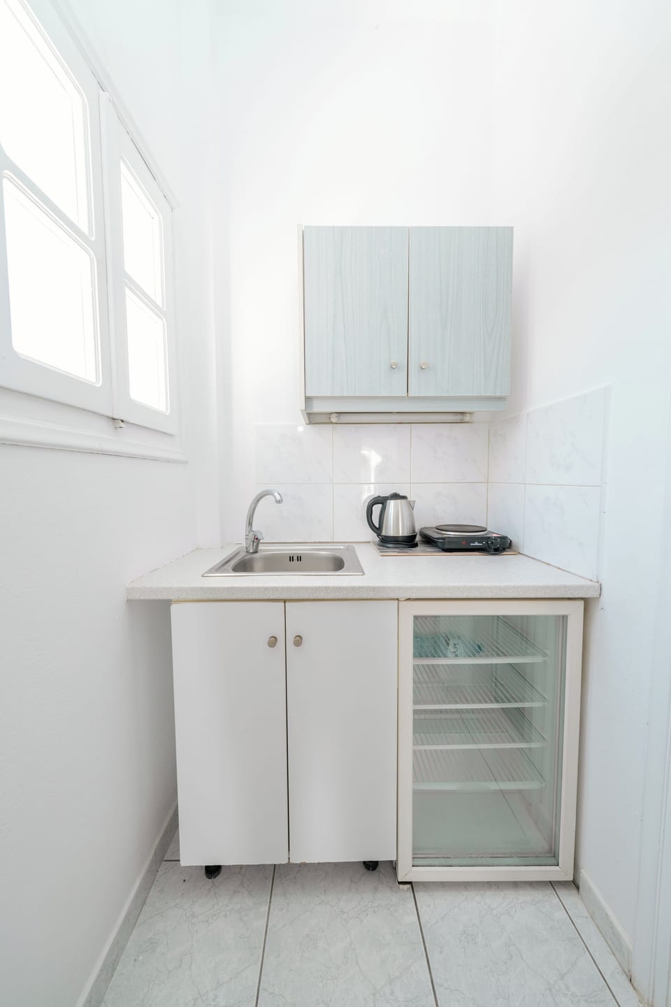 Fridge, cookware/dishes/utensils