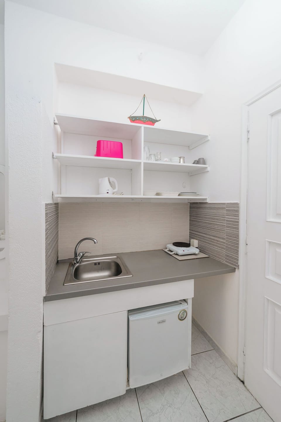 Superior Studio | Private kitchen | Fridge, cookware/dishes/utensils