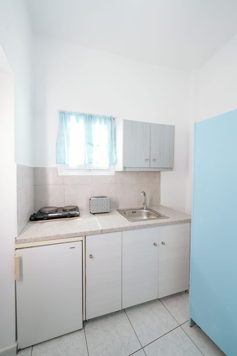 Fridge, cookware/dishes/utensils