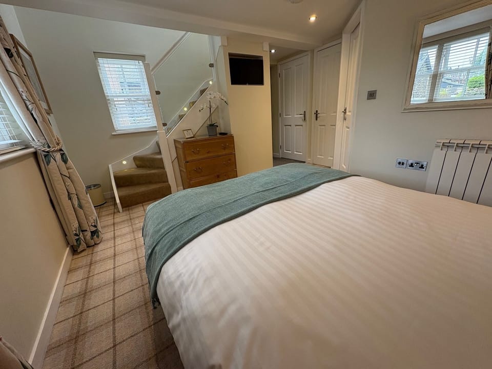 Comfort Room | Desk, blackout drapes, iron/ironing board, free WiFi