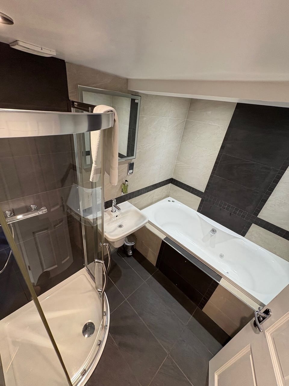 Comfort Room | Bathroom | Shower, free toiletries, hair dryer, towels