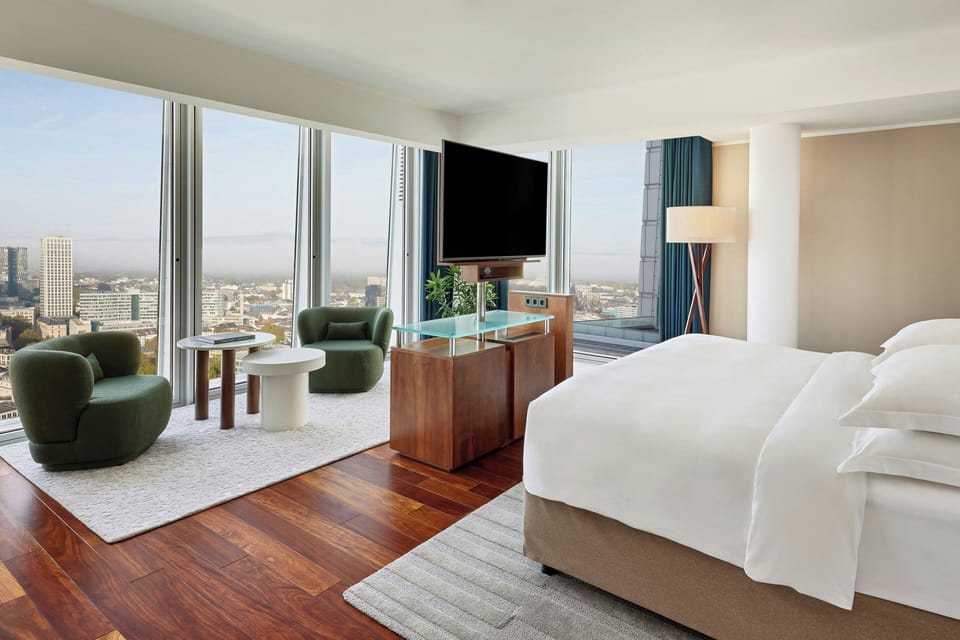 Junior Room, 1 King Bed | Premium bedding, down comforters, minibar, in-room safe