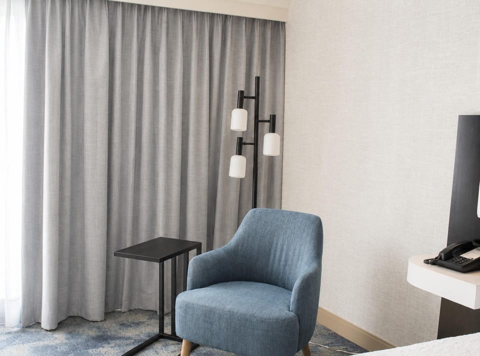 Room, 1 King Bed, Non Smoking (Study) | In-room safe, iron/ironing board, free cribs/infant beds, free WiFi