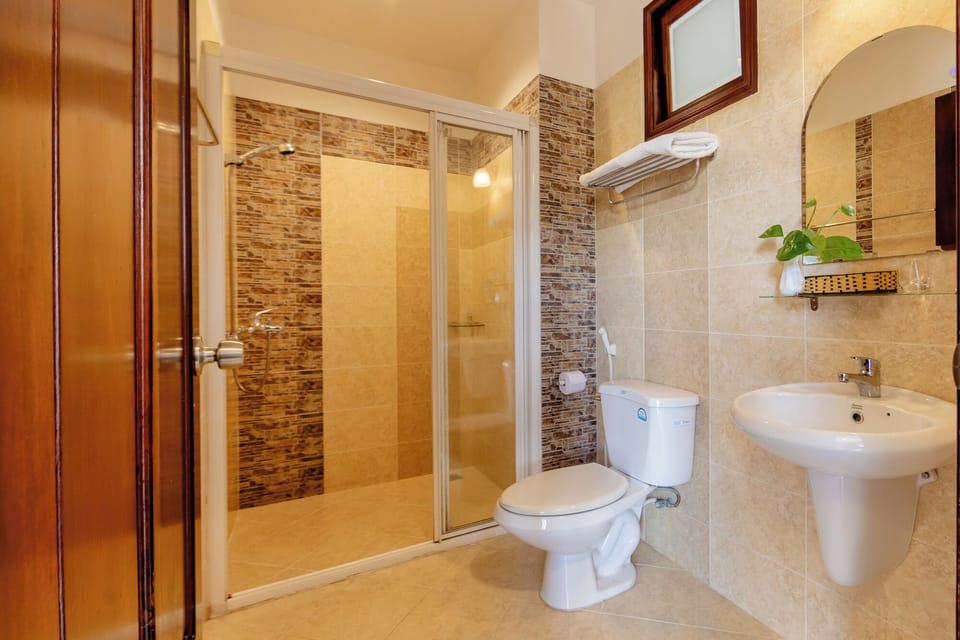 Superior Double or Twin Room | Bathroom | Shower, free toiletries, hair dryer, slippers