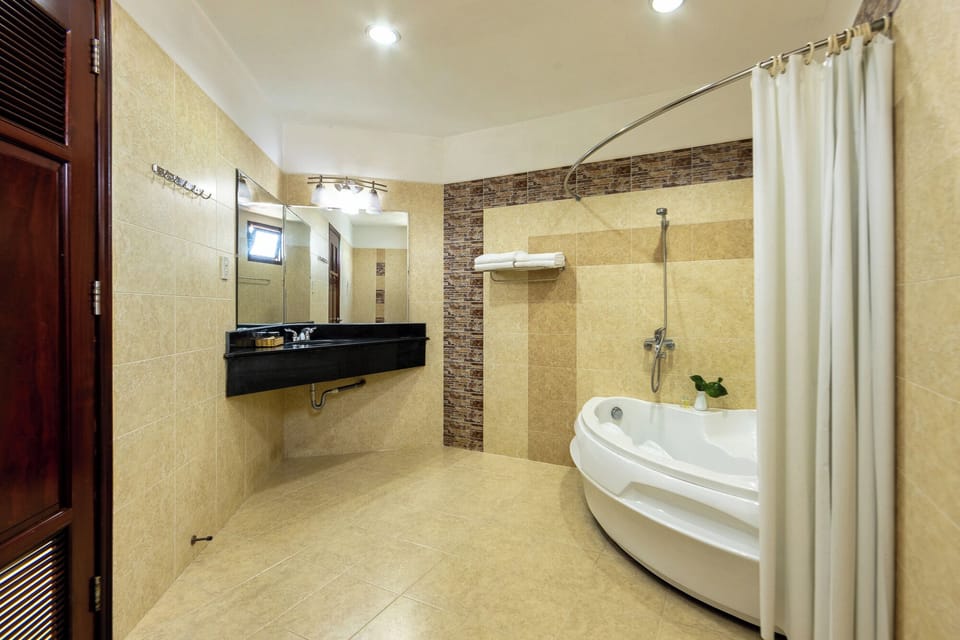 Family Room With city view | Bathroom | Shower, free toiletries, hair dryer, slippers