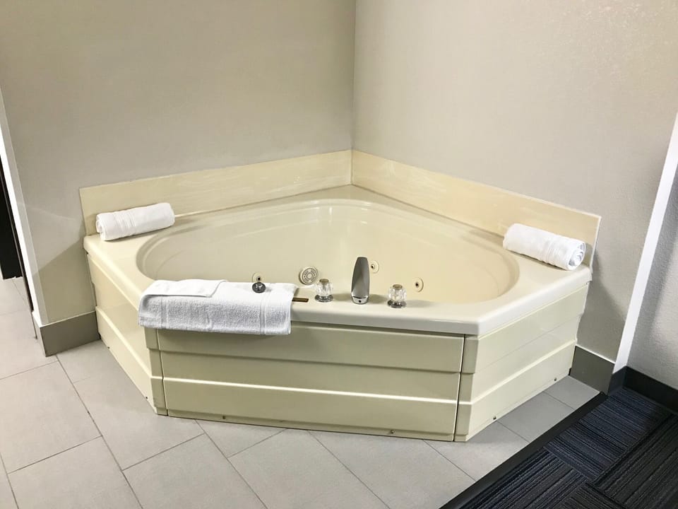 Deluxe Studio Suite, 1 King Bed, Non Smoking | Jetted tub