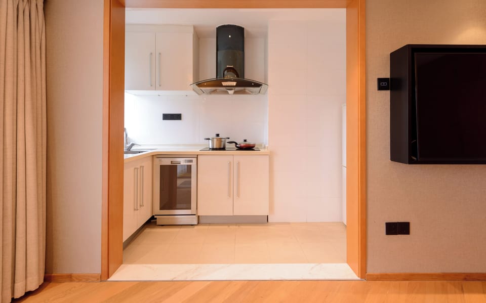 Deluxe King | Private kitchen | Fridge, electric kettle, rice cooker, coffee grinder