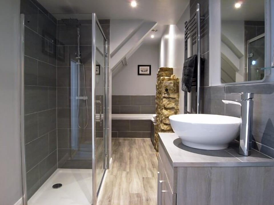 Honeymoon Room | Bathroom | Free toiletries, hair dryer, towels, soap