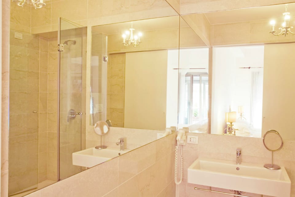 Suite | Bathroom | Shower, free toiletries, hair dryer, slippers